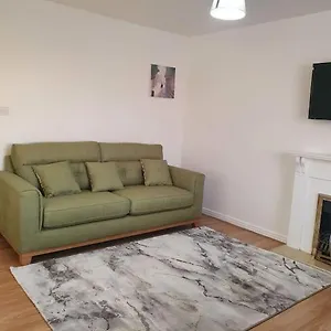 Apartment Lovely 2-bedroom With Indoor Fire Place, London