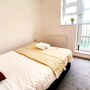 Apartment Aldgate Flats In E1., London