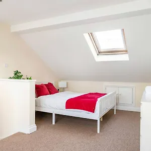  Сasa de vacaciones 2 Bed Terraced House With Loft In Stratford