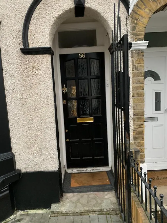 Central Stratford Cozy Double Room London Homestay
